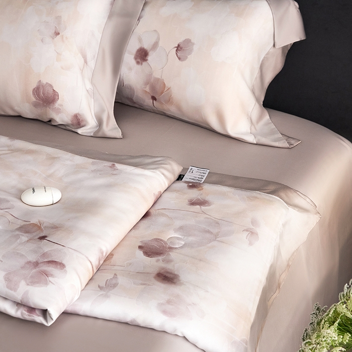91家纺网 家纺一手货源 找家纺 张公子婚庆馆 2025新款天丝数码印花夏被四件套-花间束影系列【控价；不低于单夏被268/288 夏被四件套368/388】 云慕-紫灰