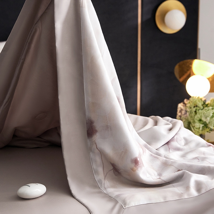 91家纺网 家纺一手货源 找家纺 张公子婚庆馆 2025新款天丝数码印花夏被四件套-花间束影系列【控价；不低于单夏被268/288 夏被四件套368/388】 云慕-紫灰