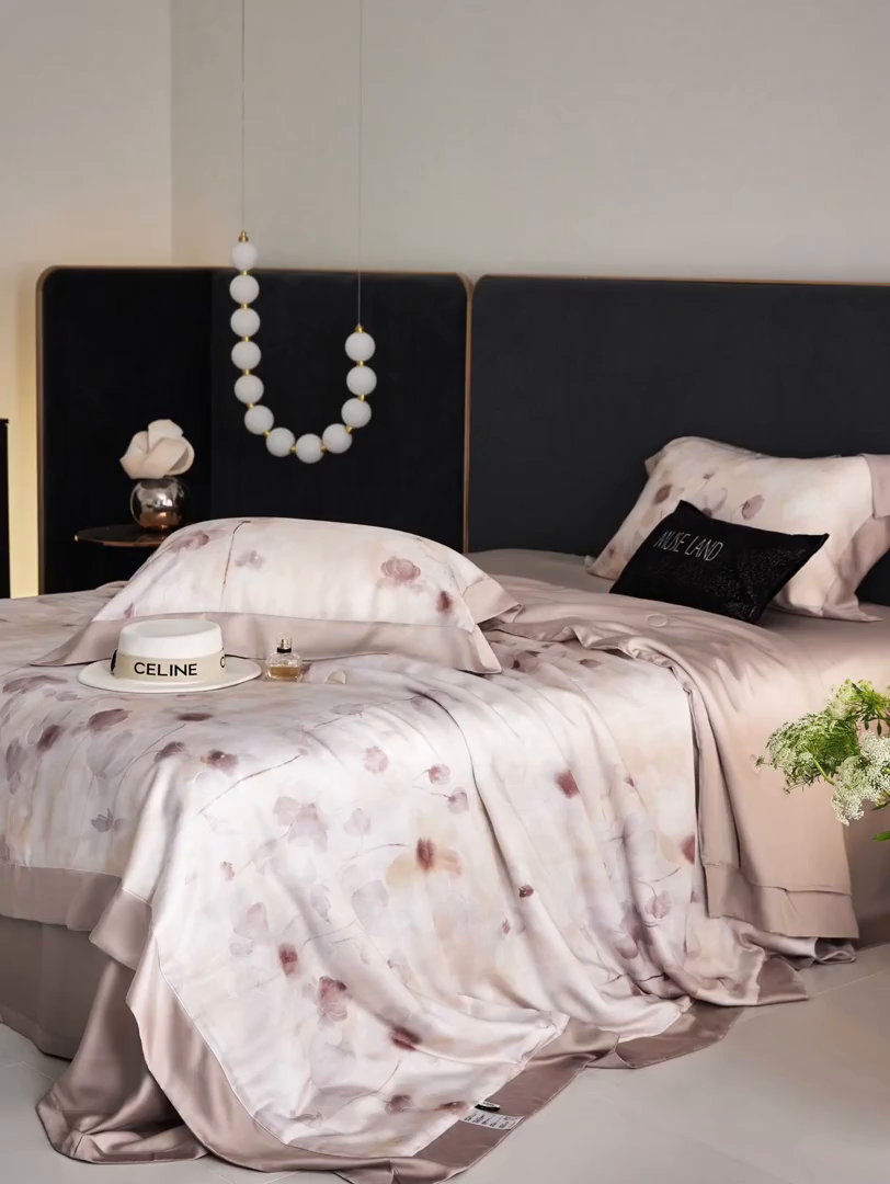 91家纺网 家纺一手货源 找家纺 张公子婚庆馆 2025新款天丝数码印花夏被四件套-花间束影系列【控价；不低于单夏被268/288 夏被四件套368/388】 云慕-紫灰