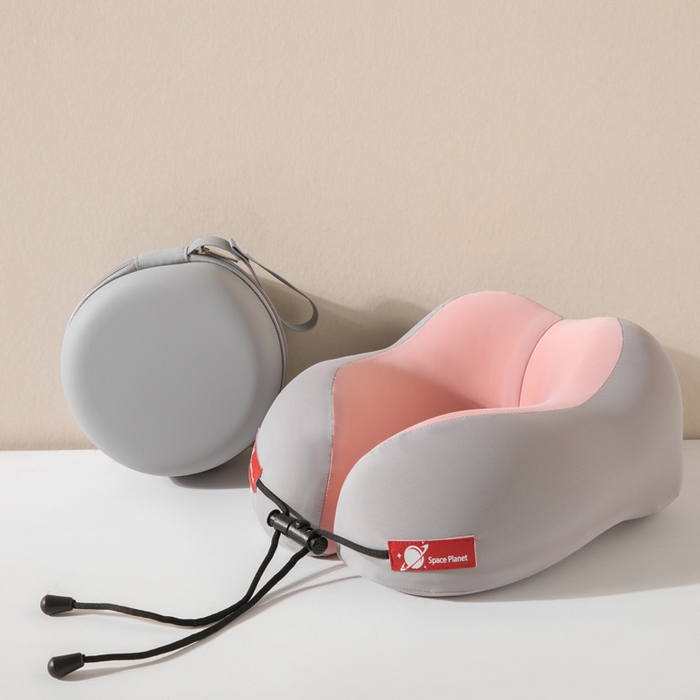 91家纺网 家纺一手货源 找家纺 金喜 2025新款凉感U型枕记忆枕便携冰丝护颈枕差旅护颈枕头礼盒-双拼色系列 蜜桃粉灰双拼 29*25*13.5cm