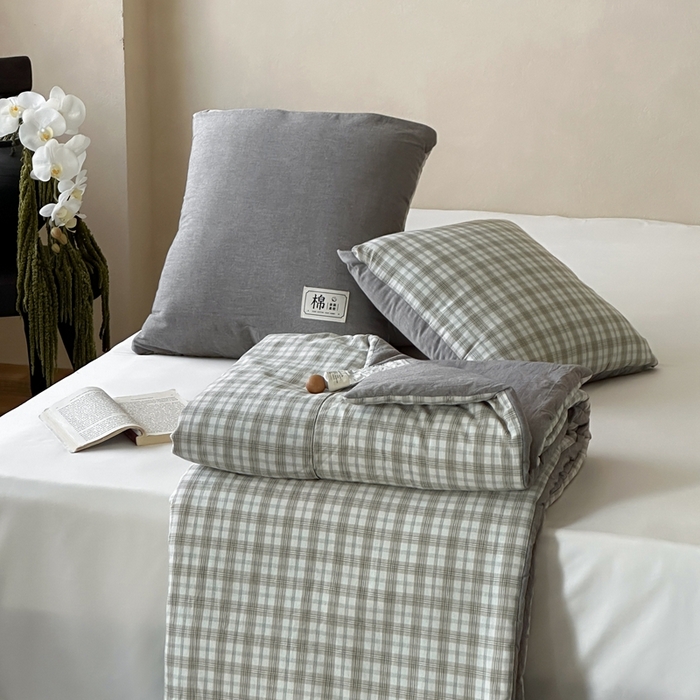 91家纺网 家纺一手货源 找家纺 多米家居 2025新款全棉水洗棉抱枕被 山野-咖灰