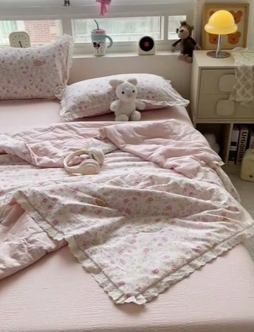 91家纺网 家纺一手货源 找家纺 一比一家纺 2026新款云感皱皱纱全棉花边款夏被四件套【控价109元】郁金香小兔