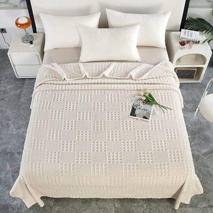 91家纺网 家纺一手货源 找家纺 美洲琳 2025新款高克重几何方块塔芙绒毛毯 白