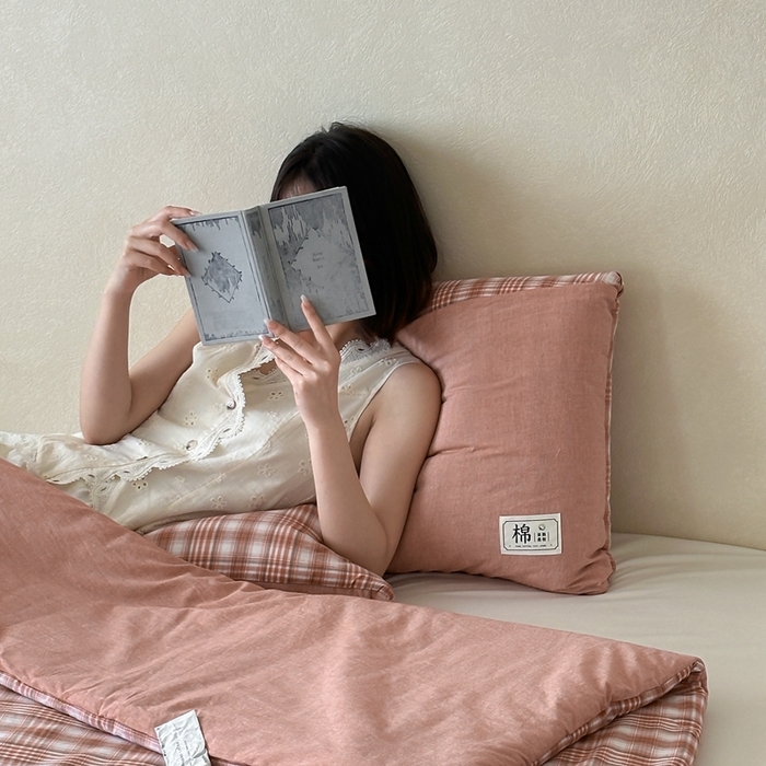 91家纺网 家纺一手货源 找家纺 多米家居 2025新款全棉水洗棉抱枕被 星辰-红