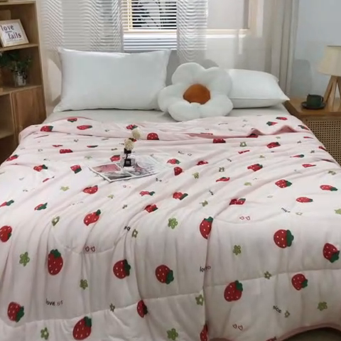 91家纺网 家纺一手货源 找家纺 贝兰仙奴 2025新款针织棉夏被 草莓粉