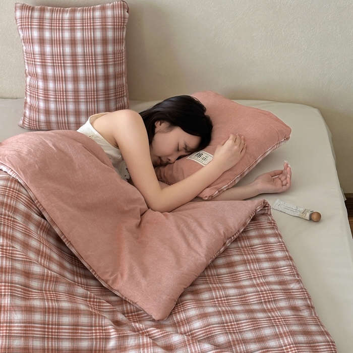 91家纺网 家纺一手货源 找家纺 多米家居 2025新款全棉水洗棉抱枕被 星辰-红