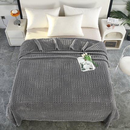 91家纺网 家纺一手货源 找家纺 美洲琳 2025新款高克重几何方块塔芙绒毛毯 深灰