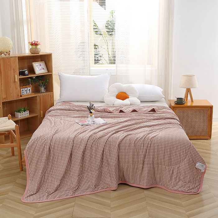 91家纺网 家纺一手货源 找家纺 贝兰仙奴 2025春夏新款针织棉格子印花夏被夏凉被空调被 小豆沙格