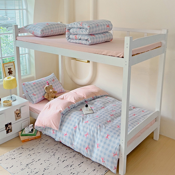 91家纺网 家纺一手货源 找家纺 海岛哥哥 2025新款云朵棉宿舍学生三件套 蓝格蝴蝶结粉