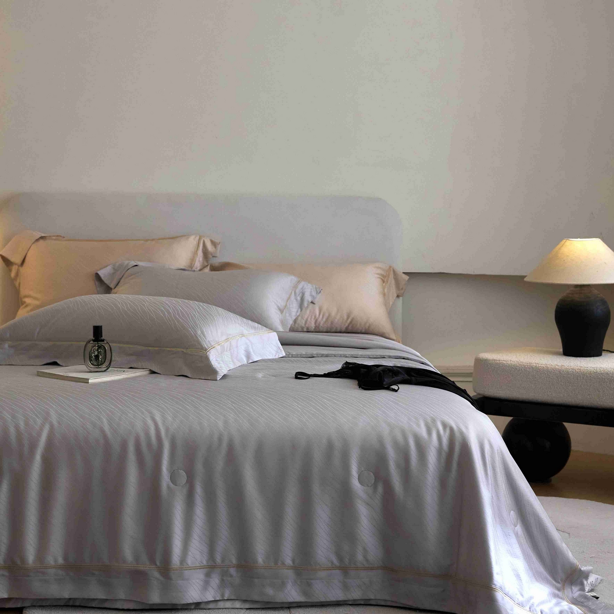 91家纺网 家纺一手货源 找家纺 2025春夏新款天丝棉提花夏被夏凉被空调被四件套床盖款 织锦【券后不低于538】 织锦 灰色