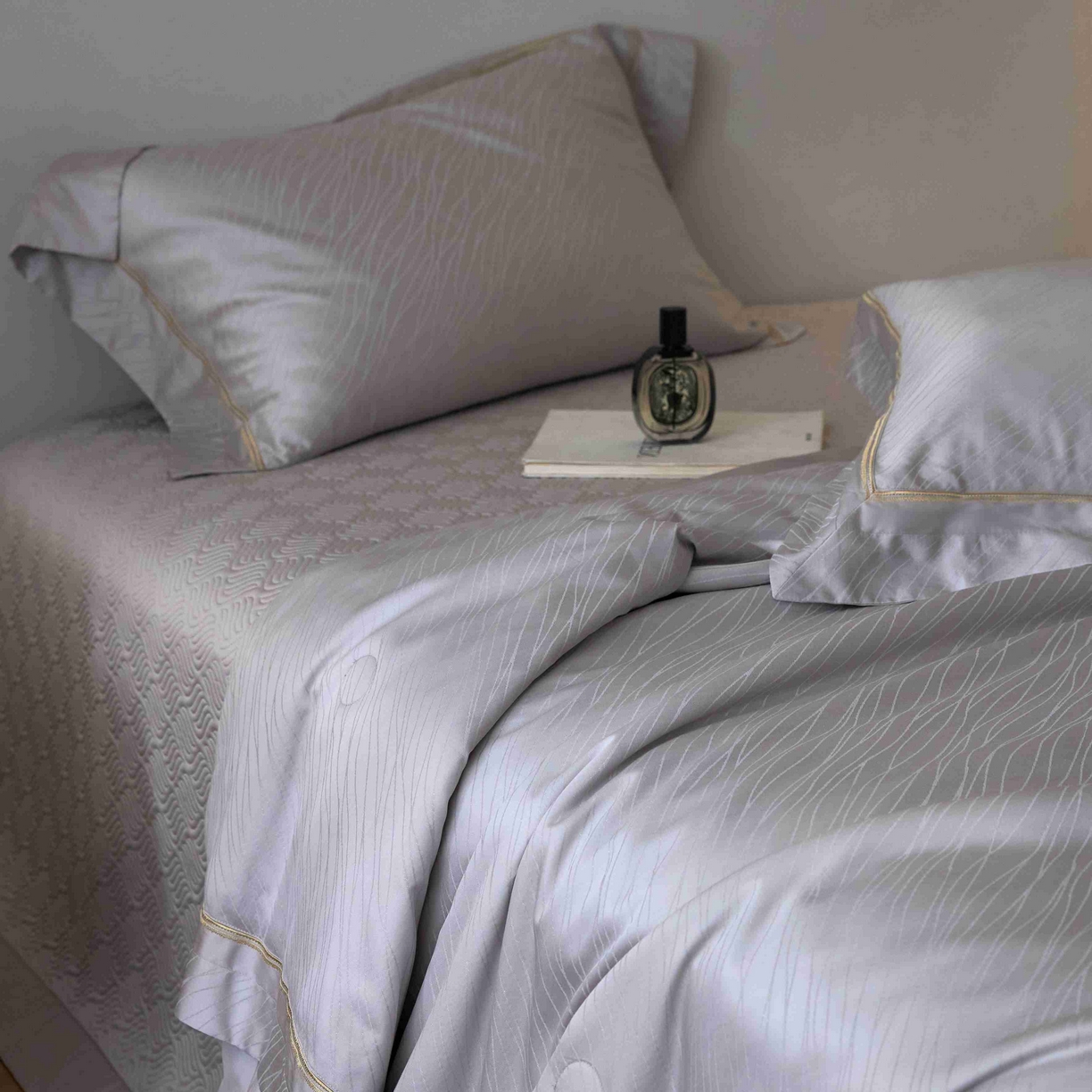 91家纺网 家纺一手货源 找家纺 2025春夏新款天丝棉提花夏被夏凉被空调被四件套床盖款 织锦【券后不低于538】 织锦 灰色