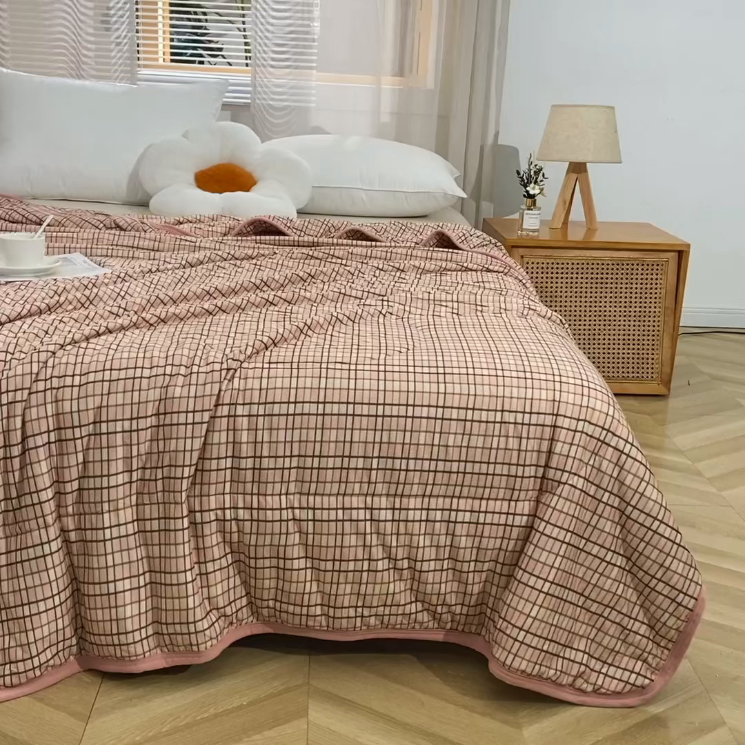 91家纺网 家纺一手货源 找家纺 贝兰仙奴 2025春夏新款针织棉格子印花夏被夏凉被空调被 贝格玉