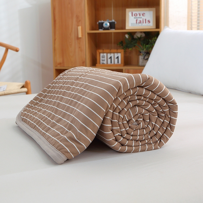 91家纺网 家纺一手货源 找家纺 贝兰仙奴 2025春夏新款针织棉格子印花夏被夏凉被空调被 咖条