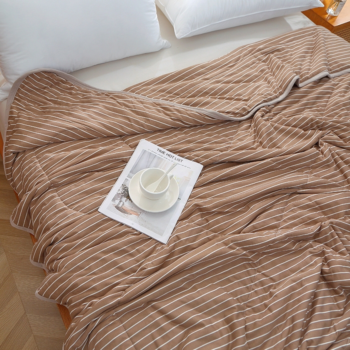 91家纺网 家纺一手货源 找家纺 贝兰仙奴 2025春夏新款针织棉格子印花夏被夏凉被空调被 咖条