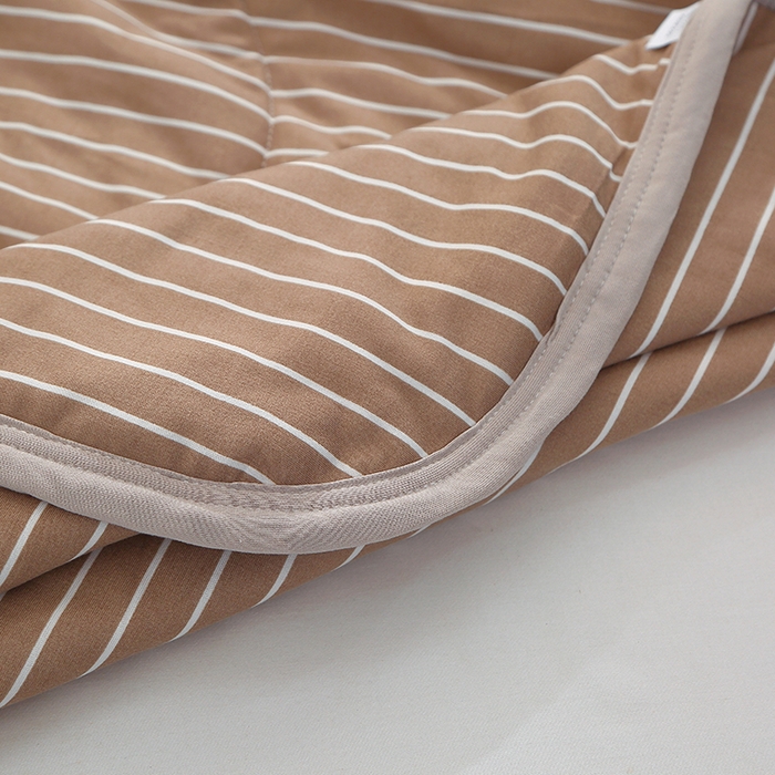 91家纺网 家纺一手货源 找家纺 贝兰仙奴 2025春夏新款针织棉格子印花夏被夏凉被空调被 咖条