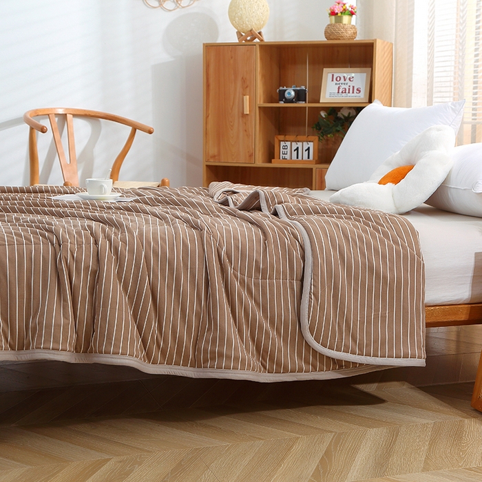 91家纺网 家纺一手货源 找家纺 贝兰仙奴 2025春夏新款针织棉格子印花夏被夏凉被空调被 咖条