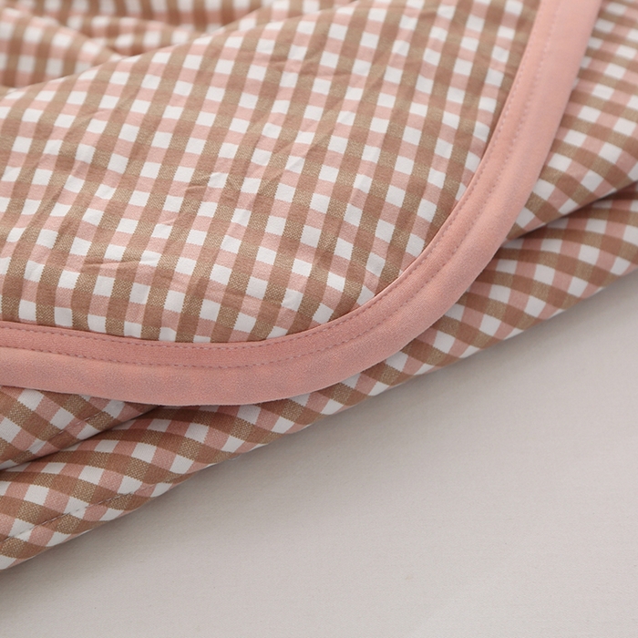 91家纺网 家纺一手货源 找家纺 贝兰仙奴 2025春夏新款针织棉格子印花夏被夏凉被空调被 小豆沙格