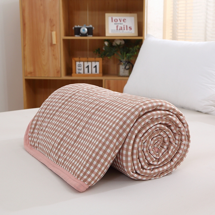 91家纺网 家纺一手货源 找家纺 贝兰仙奴 2025春夏新款针织棉格子印花夏被夏凉被空调被 小豆沙格