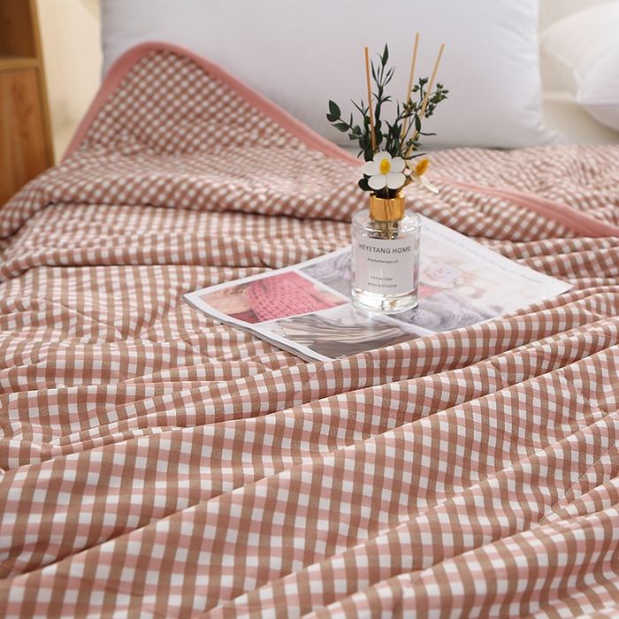 91家纺网 家纺一手货源 找家纺 贝兰仙奴 2025春夏新款针织棉格子印花夏被夏凉被空调被 小豆沙格