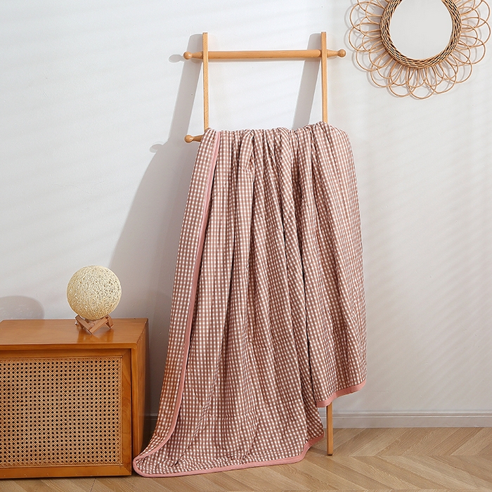 91家纺网 家纺一手货源 找家纺 贝兰仙奴 2025春夏新款针织棉格子印花夏被夏凉被空调被 小豆沙格