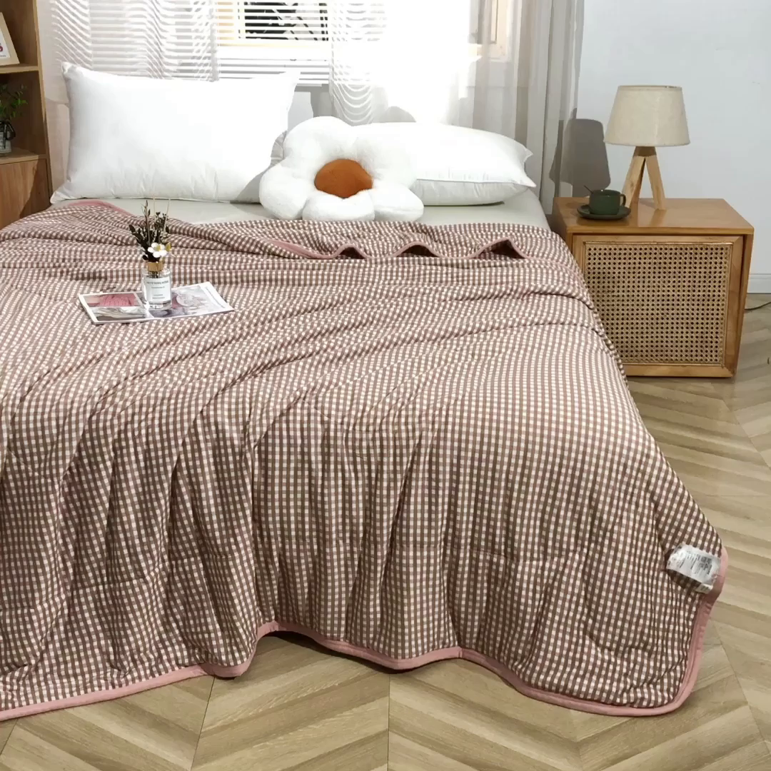 91家纺网 家纺一手货源 找家纺 贝兰仙奴 2025春夏新款针织棉格子印花夏被夏凉被空调被 小豆沙格