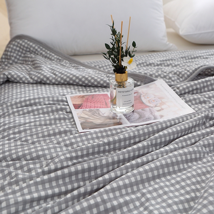 91家纺网 家纺一手货源 找家纺 贝兰仙奴 2025春夏新款针织棉格子印花夏被夏凉被空调被 小灰格