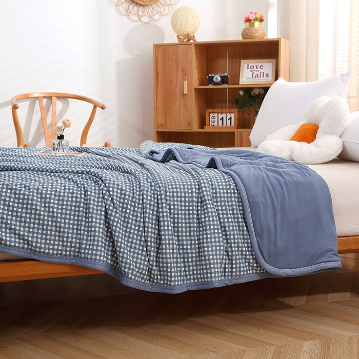 91家纺网 家纺一手货源 找家纺 贝兰仙奴 2025春夏新款针织棉格子印花夏被夏凉被空调被 小蓝格