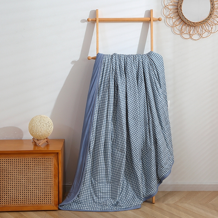 91家纺网 家纺一手货源 找家纺 贝兰仙奴 2025春夏新款针织棉格子印花夏被夏凉被空调被 小蓝格