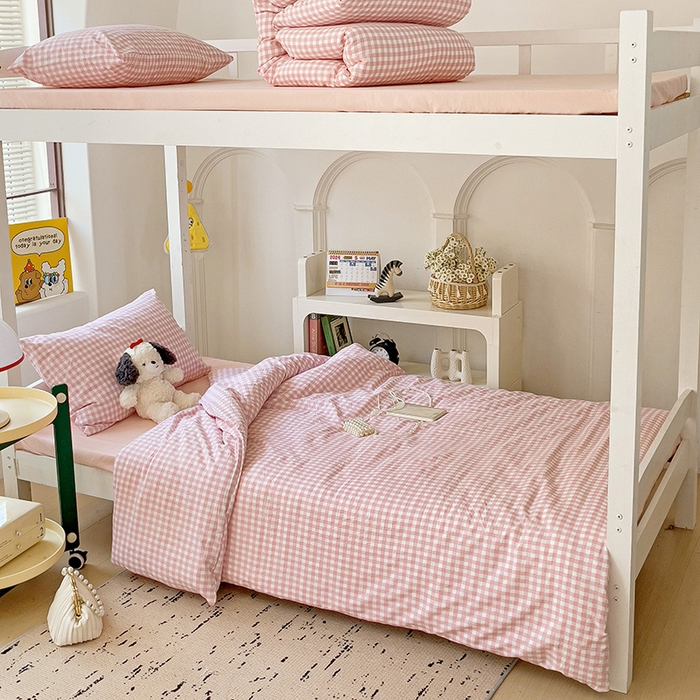 91家纺网 家纺一手货源 找家纺 海岛哥哥 2025新款云朵棉宿舍学生三件套 小格浅粉