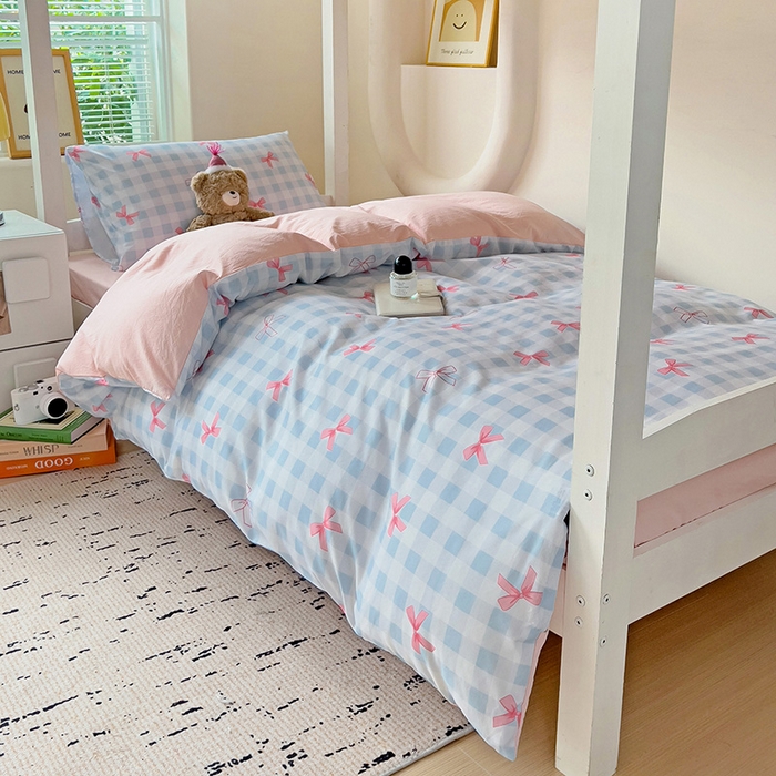 91家纺网 家纺一手货源 找家纺 海岛哥哥 2025新款云朵棉宿舍学生三件套 蓝格蝴蝶结粉