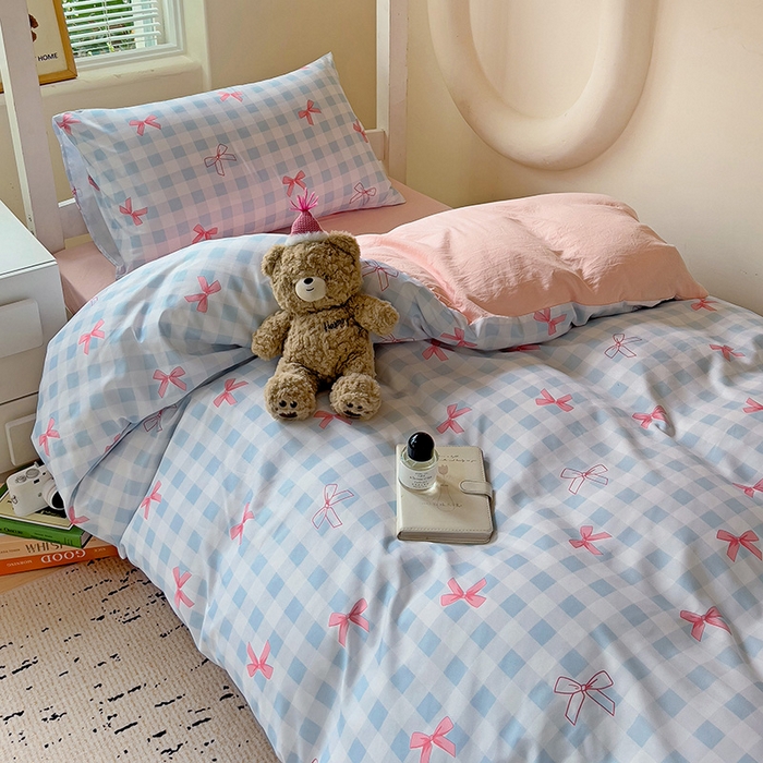 91家纺网 家纺一手货源 找家纺 海岛哥哥 2025新款云朵棉宿舍学生三件套 蓝格蝴蝶结粉