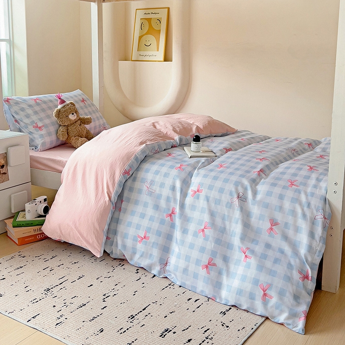 91家纺网 家纺一手货源 找家纺 海岛哥哥 2025新款云朵棉宿舍学生三件套 蓝格蝴蝶结粉