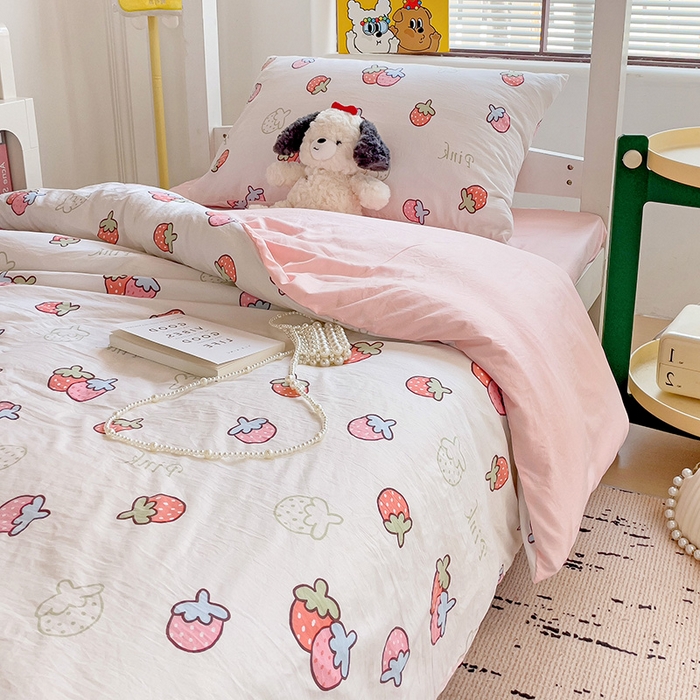 91家纺网 家纺一手货源 找家纺 港岛妹妹 2025新款宿舍学生三件套 夏日草莓