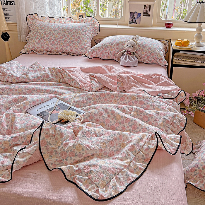 91家纺网 家纺一手货源 找家纺 仟网汇 2025新款云感赫本风皱皱纱夏被四件套 赫本-春风里