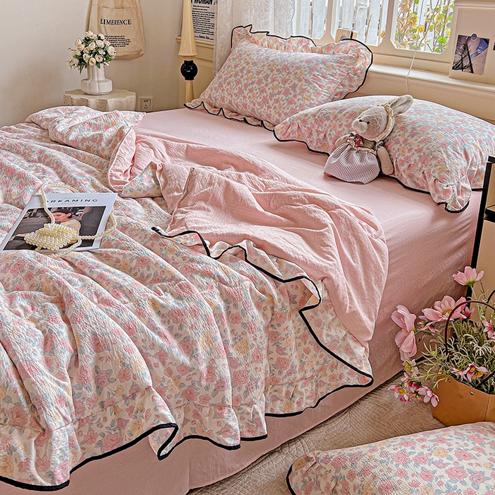 91家纺网 家纺一手货源 找家纺 仟网汇 2025新款云感赫本风皱皱纱夏被四件套 赫本-春风里