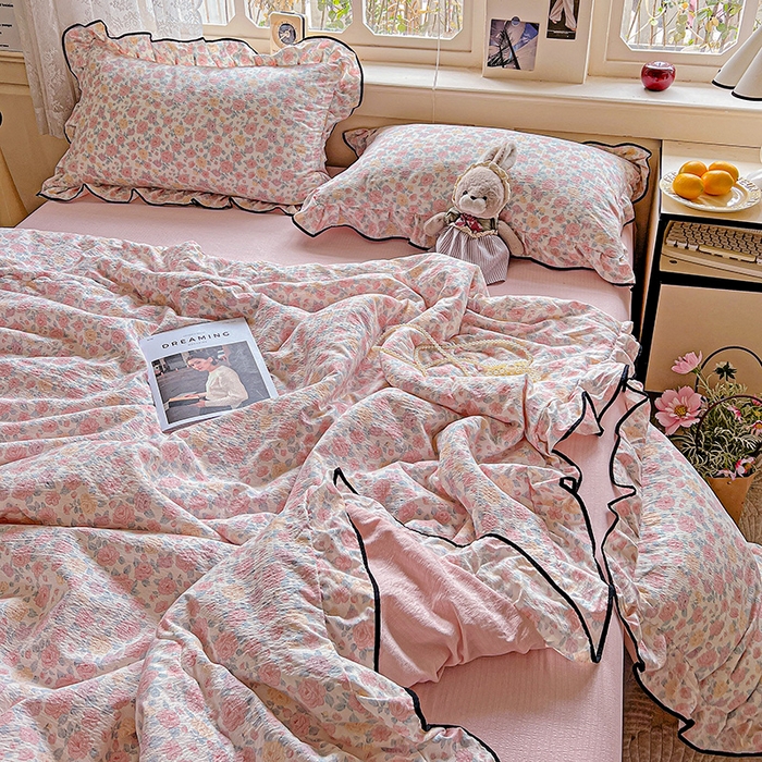 91家纺网 家纺一手货源 找家纺 仟网汇 2025新款云感赫本风皱皱纱夏被四件套 赫本-春风里