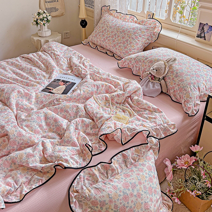 91家纺网 家纺一手货源 找家纺 仟网汇 2025新款云感赫本风皱皱纱夏被四件套 赫本-春风里