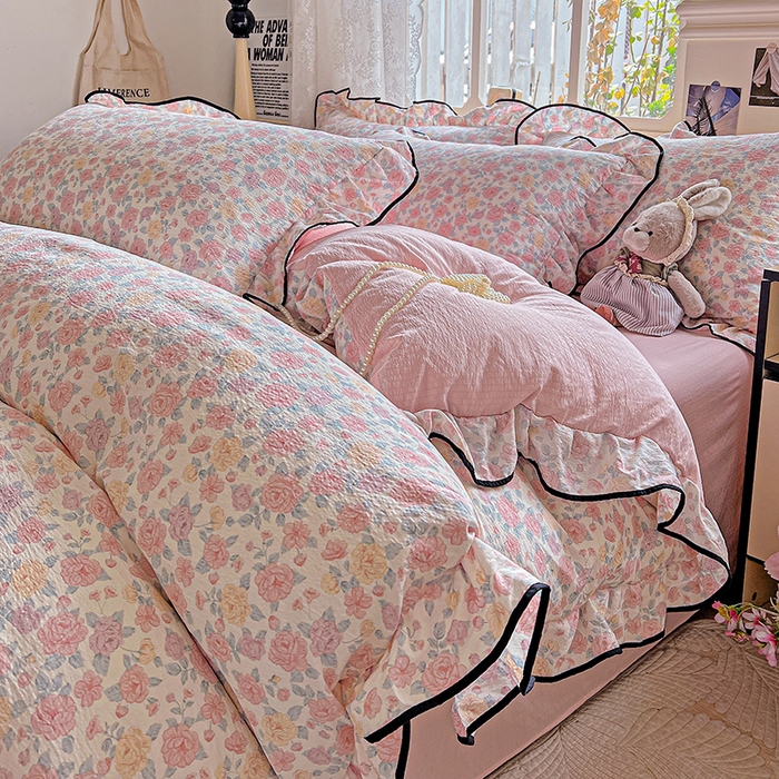 91家纺网 家纺一手货源 找家纺 仟网汇 2025新款云感赫本风皱皱纱夏被四件套 赫本-春风里