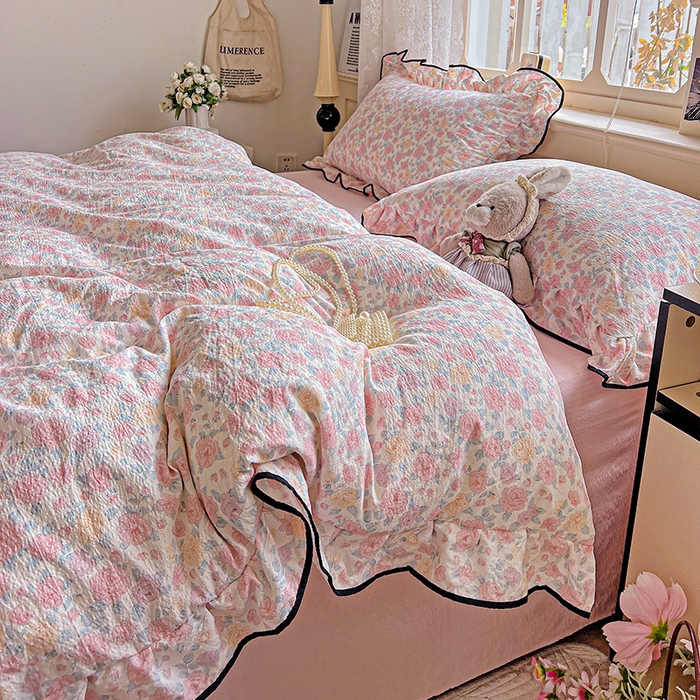 91家纺网 家纺一手货源 找家纺 仟网汇 2025新款云感赫本风皱皱纱夏被四件套 赫本-春风里