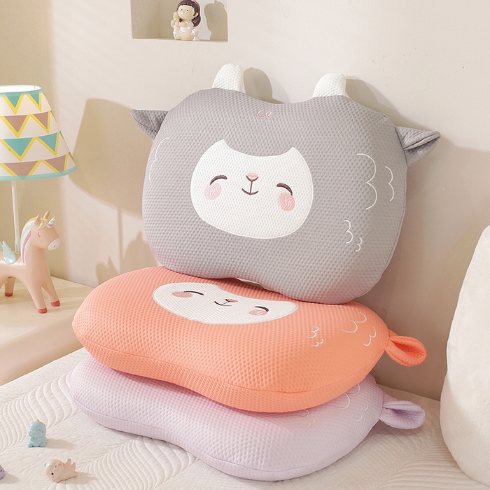 91家纺网 家纺一手货源 找家纺 蔻眠 可爱小羊-凉感丝凉豆豆猫肚记忆枕儿童枕芯学生护颈枕头 主图