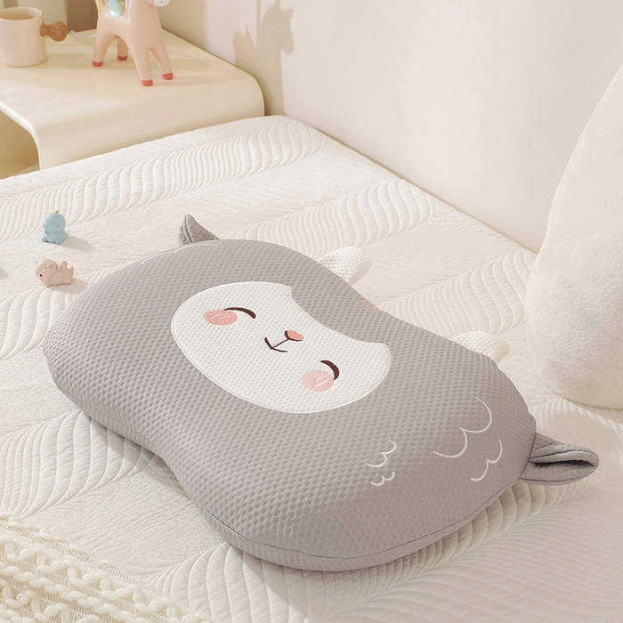 91家纺网 家纺一手货源 找家纺 蔻眠 可爱小羊-凉感丝凉豆豆猫肚记忆枕儿童枕芯学生护颈枕头 可爱小羊-灰色