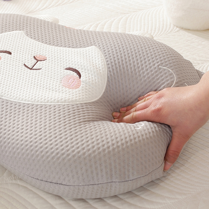 91家纺网 家纺一手货源 找家纺 蔻眠 可爱小羊-凉感丝凉豆豆猫肚记忆枕儿童枕芯学生护颈枕头 可爱小羊-灰色