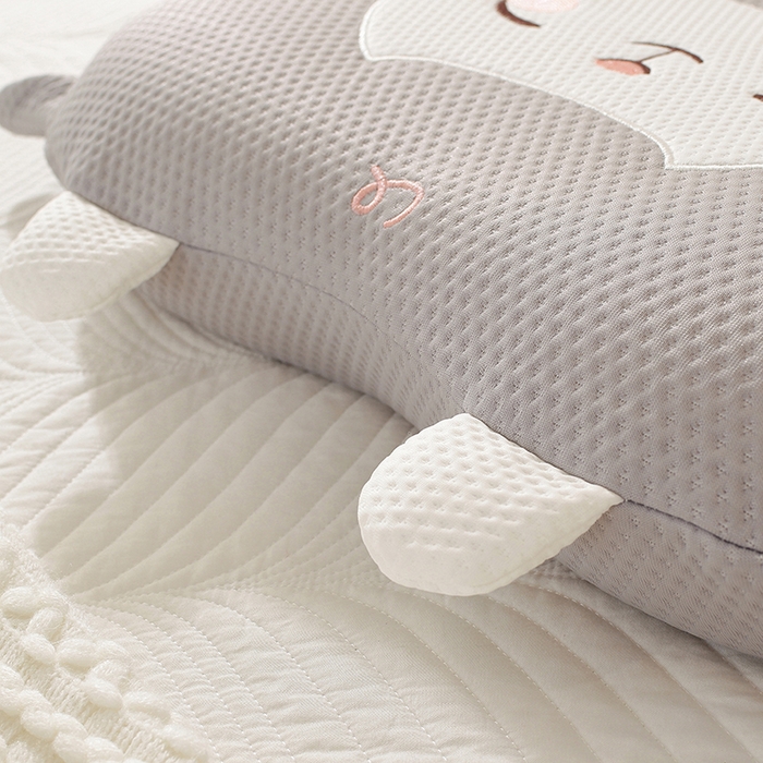 91家纺网 家纺一手货源 找家纺 蔻眠 可爱小羊-凉感丝凉豆豆猫肚记忆枕儿童枕芯学生护颈枕头 可爱小羊-灰色