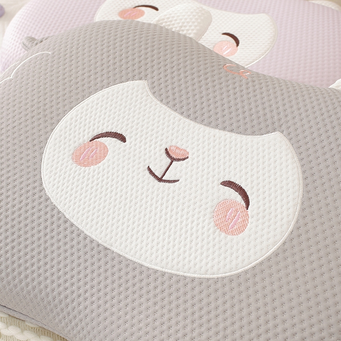 91家纺网 家纺一手货源 找家纺 蔻眠 可爱小羊-凉感丝凉豆豆猫肚记忆枕儿童枕芯学生护颈枕头 可爱小羊-灰色