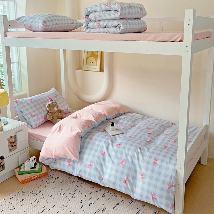 91家纺网 家纺一手货源 找家纺 海岛哥哥 2025新款云朵棉宿舍学生三件套 蓝格蝴蝶结粉