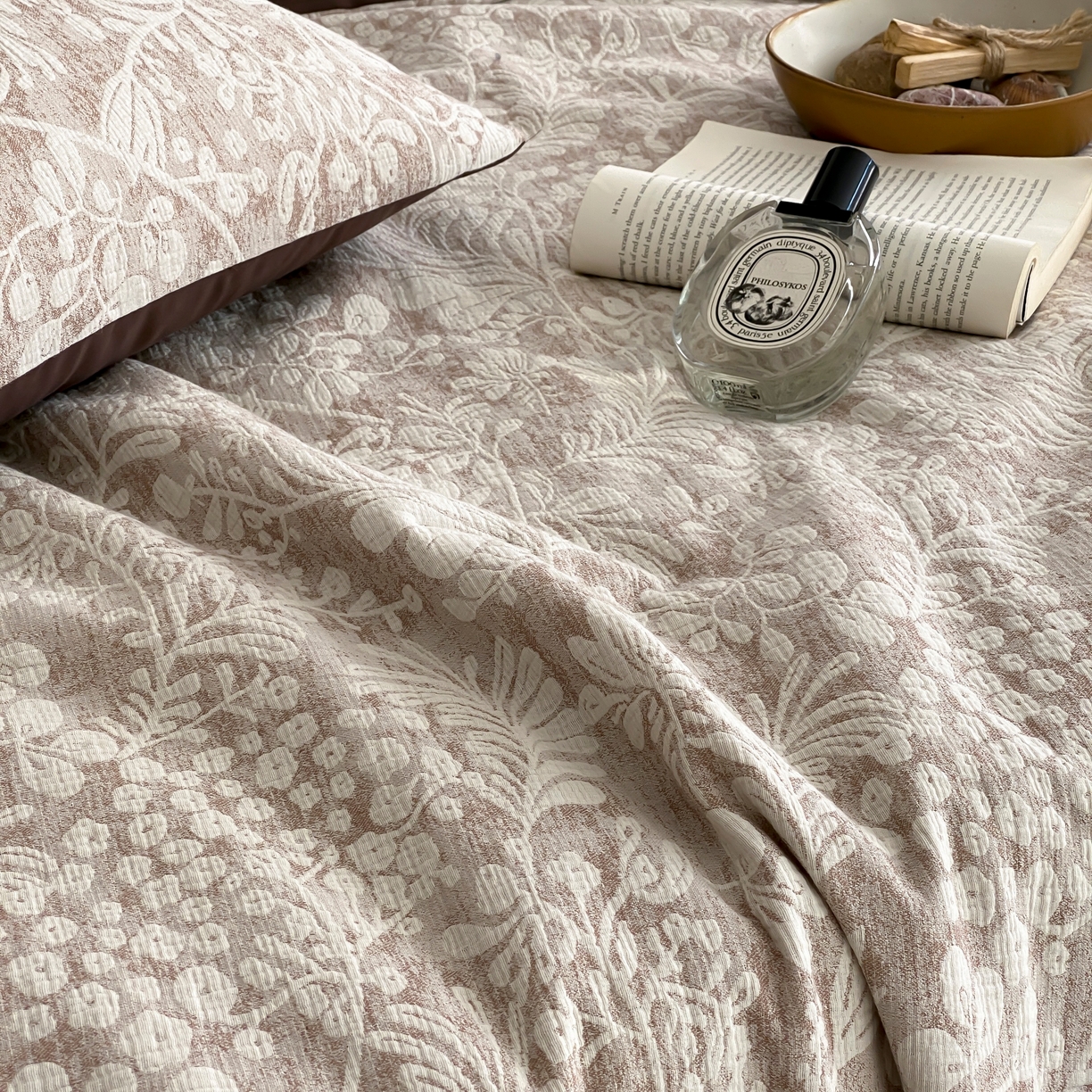 91家纺网 家纺一手货源 找家纺 赫帛 2025春夏新款全棉纯棉色织提花数码印花七草夏被夏凉被空调被 七草-咖色夏被