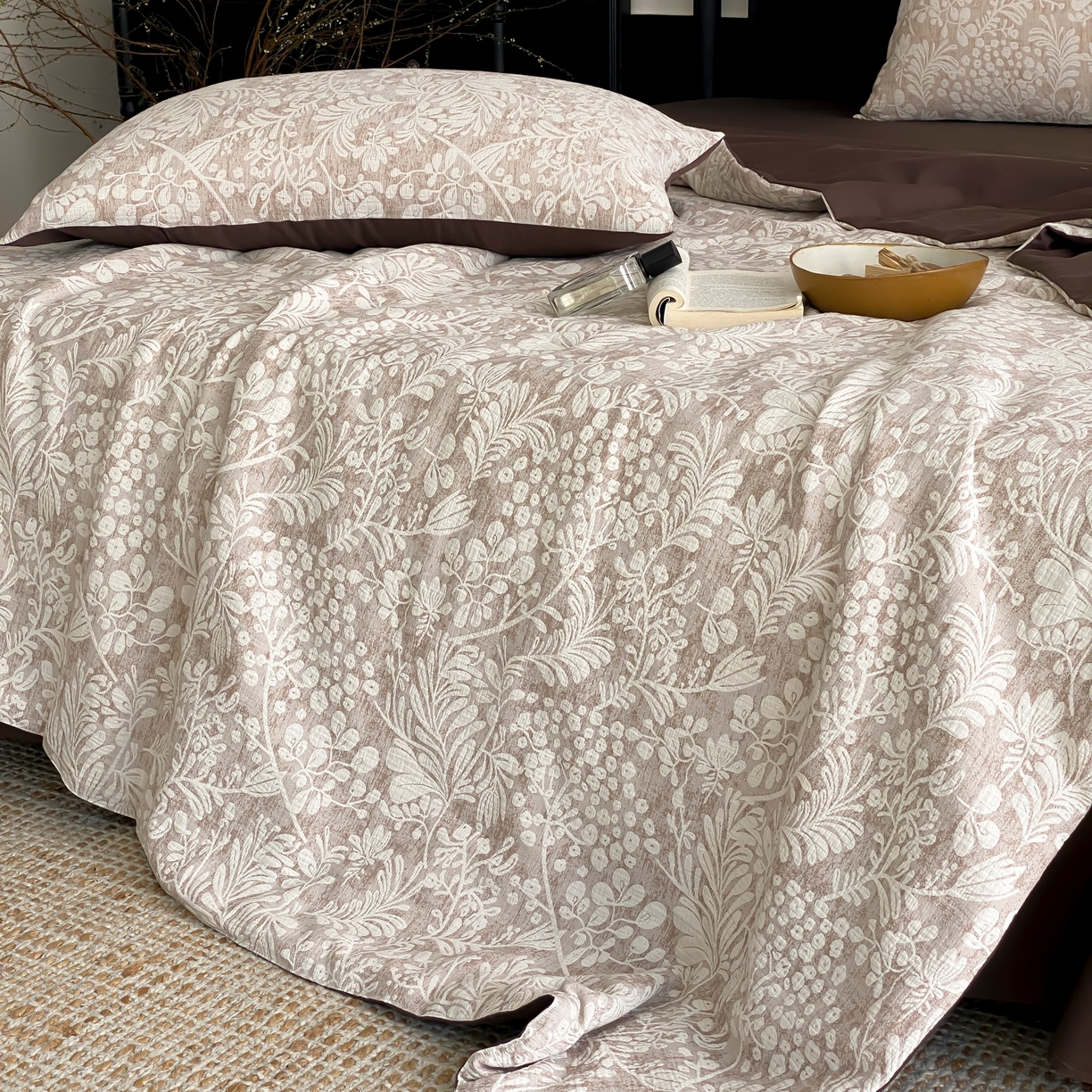 91家纺网 家纺一手货源 找家纺 赫帛 2025春夏新款全棉纯棉色织提花数码印花七草夏被夏凉被空调被 七草-咖色夏被