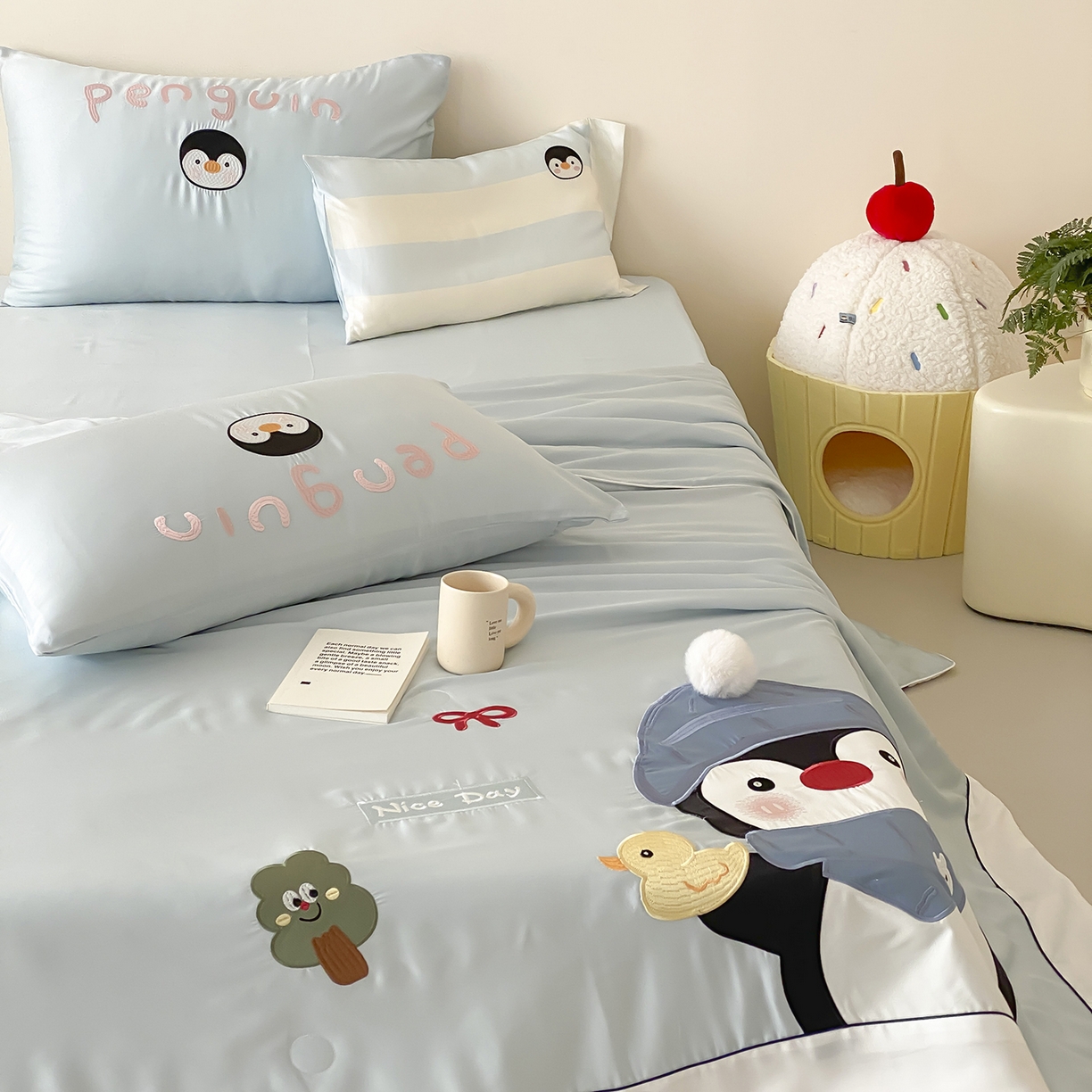 91家纺网 家纺一手货源 找家纺 （总）星野 2025新款60S进口奥地利兰精天丝贴布绣蚕丝夏被-企鹅Q仔