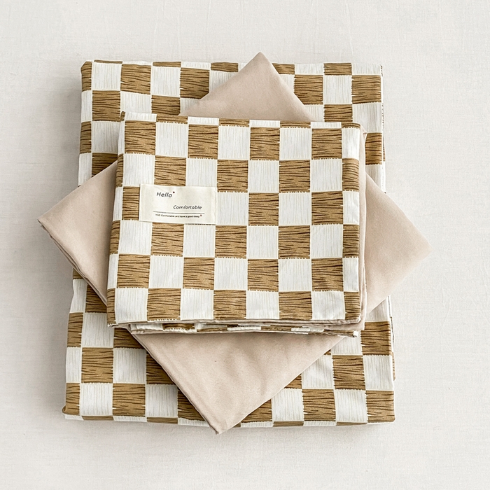 91家纺网 家纺一手货源 找家纺 雅阁尔家纺2025新款无印良品风棋盘格贴标四件套 布丁奶茶色