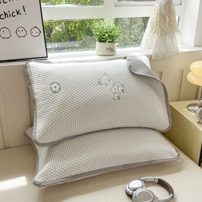 91家纺网 家纺一手货源 找家纺 芙绣家纺 2025新款A类凉感豆豆枕巾 小熊-灰色 52*72cm/对